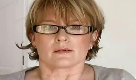 Pompuje pompę i wkręca amatorski sex za darmo się w tyłek.