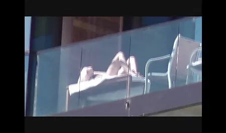 Wsadził ją do szklanki i zaczął amatrski sex się masturbować.