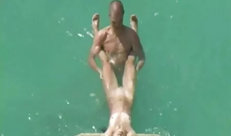 Wytryski na amatorski sex w samochodzie cycki chuda blondynka.