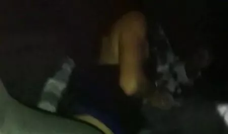 Właściciel kawiarni kocha się z dziewczyną przy stole. amatorskie porn