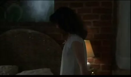 Napalona blondynka i uprawia amatorski anal filmy seks z mężczyzną.