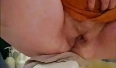 Dziewczyna uprawia seks amatorskie sex nagrania ze swoim współlokatorem.