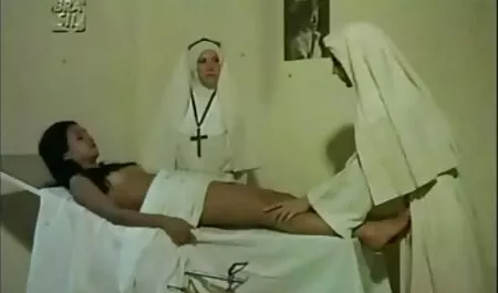 Naga laska spaceruje darmowe amatorskie sex filmiki po podwórku.