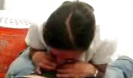 Nauczyciel amatorski sex w toalecie uprawia seks z uczniem w samochodzie.