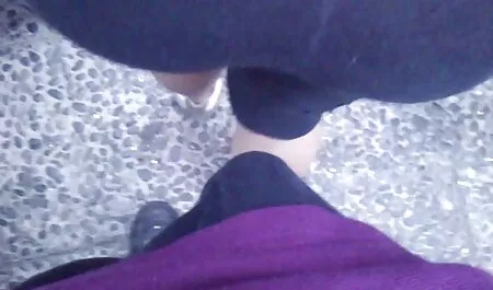 Dziewczyna masturbuje rosyjski sex amatorski się dildo.
