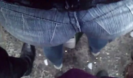 Brat filmiki erotyczne amatorskie Winda wkręca kobietę w czerni.