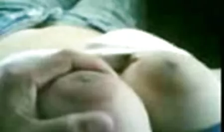 Dziewczyna amatorski sex z ukrycia uprawia seks z płaczącą dziewczyną.