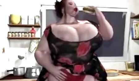 Busty na czerwonej amatorskie filmy porn kanapie.
