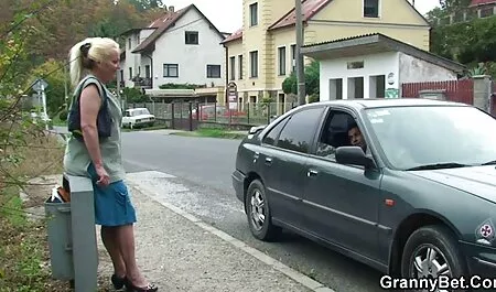 Podniosła się erotyka amatorskie do dna spódnicy i przykręciła uczniów.