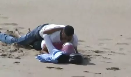 Kobieta, która robi piękny Sex oralny i pozostawia spermę na twarzy. sex amotorski