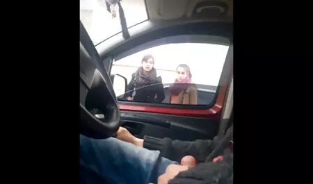 Duże brązowe amatorski sex w aucie Sutki.