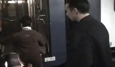 Mężczyzna amatorskie strony porno pieprzy brązowe włosy w sypialni.