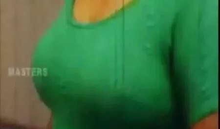 Czarnuch sex nagrania amatorskie posuwał brunetkę w dupę.