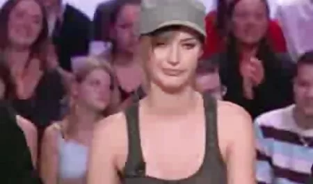 Kurwa facet siedzi jego członek. amatorski sex w samochodzie