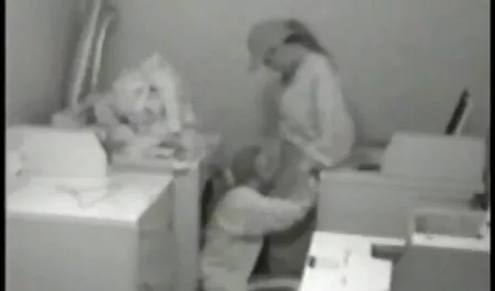 Dziewczyna z dużym tyłkiem seks na tylnym siedzeniu. erotyka filmy amatorskie