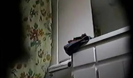 Dwóch rozpustników bawi się w amatorski sex z ukrycia saunie z facetem.