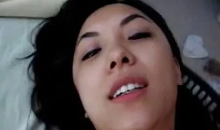 Tata pieprzy dziewczyny darmowe amatorskie przy stole.