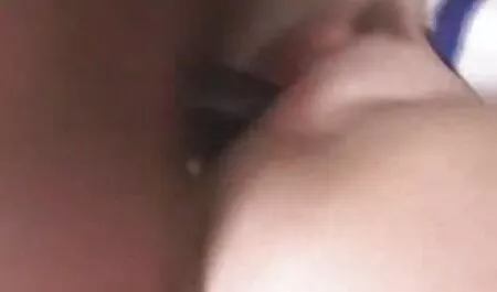 Ona sex w domu amatorski pieprzy się w dupę na oczach męża.