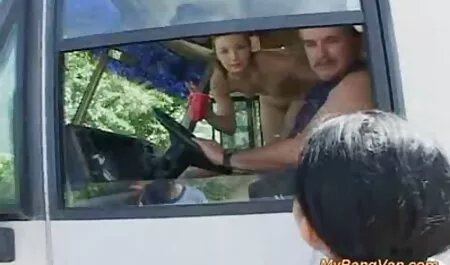 Naga dziewczyna leżała na plecach i sex amatorski film pozowała.