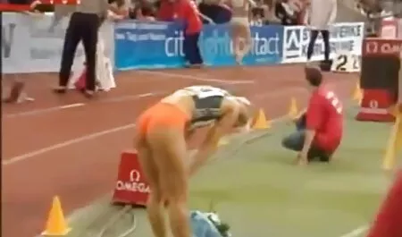 Brzoskwiniowo-Siwi amatorskie filmiki erotyczne mężczyźni smażą wyuzdaną blondynkę.