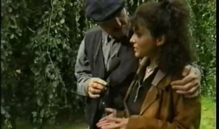 Brązowo-brązowe palce amatorskie porno z ukrytej kamery przedzierały się przez chciwą dziurę.