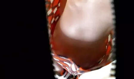 Wykonaj masaż amatorski sex w ukrytej kamerze wibratorem.