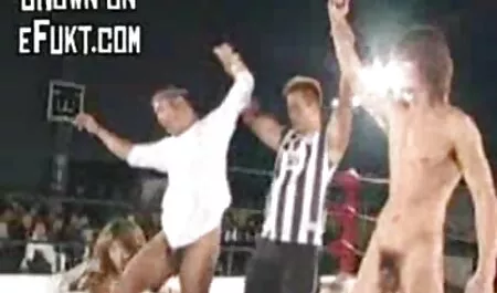 Ciemnowłosa kobieta uprawiała seks z murzynem w nocy. amatorskie filmy porn