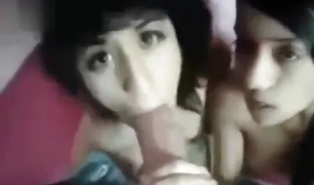 Siwy mężczyzna bawi się darmowe amatorskie sex filmy z młodymi ludźmi.
