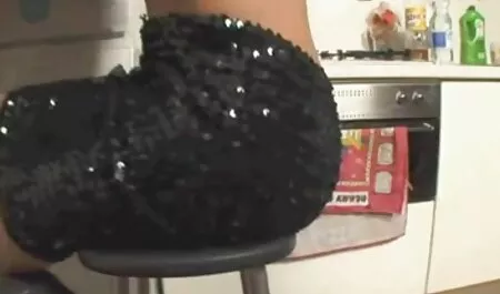 Pihar pieprzy brunetkę Anal amatorski sex w aucie Na Nowy Rok.