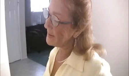 Młoda dziewczyna ruchanie amatorskie filmy pieprzy się z młodym mężczyzną.