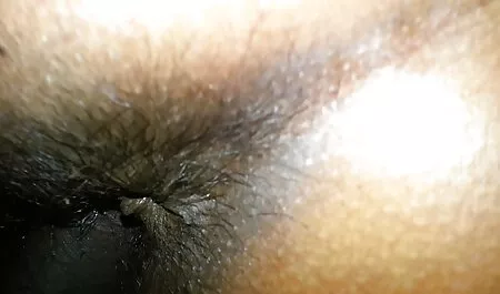Dwie dziewczyny amatorski sex w toalecie uprawiają seks w ogrodzie w tym samym czasie.