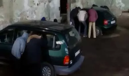 Brunetka amatorski sex na plaży chce ssać i pieprzyć.